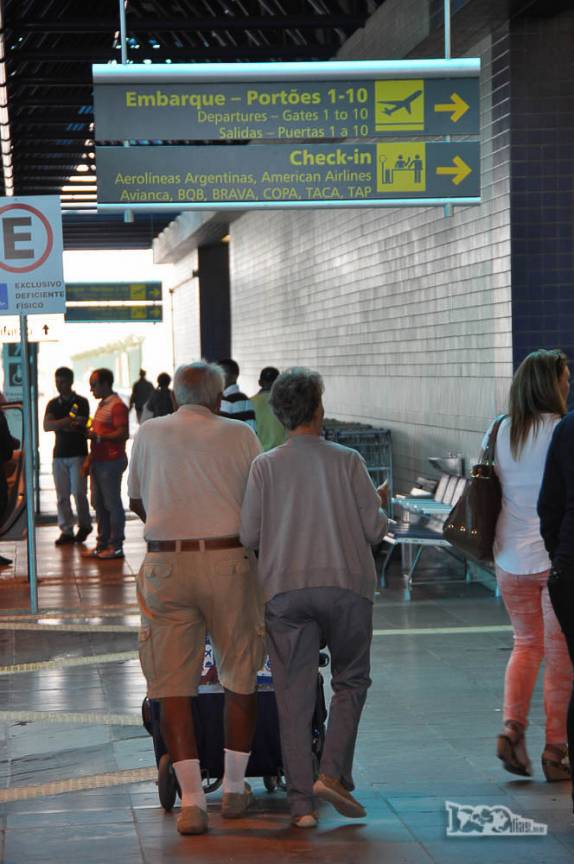 Depois de 15 dias viajando juntos pelo Uruguai e Rio Grande do Sul, despedida do Joca e da Ixa, os pais do Rodrigo, no aeroporto de Porto Alegre, capital do estado
